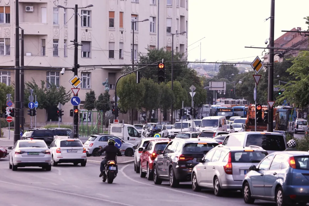 dugó, közlekedés, forgalom, autó, belváros, Budapest, buda, Margit híd, Margit körút, 2021.09.01. 