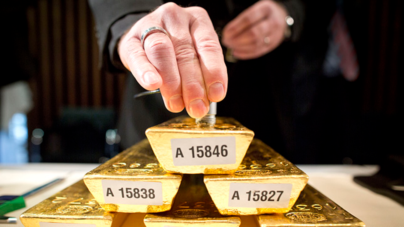 A Bundesbank egyik alkalmazottja ellenőriz egy aranyrudat Frankfurtban, visszaszállítják az aranykészleteket Németországba