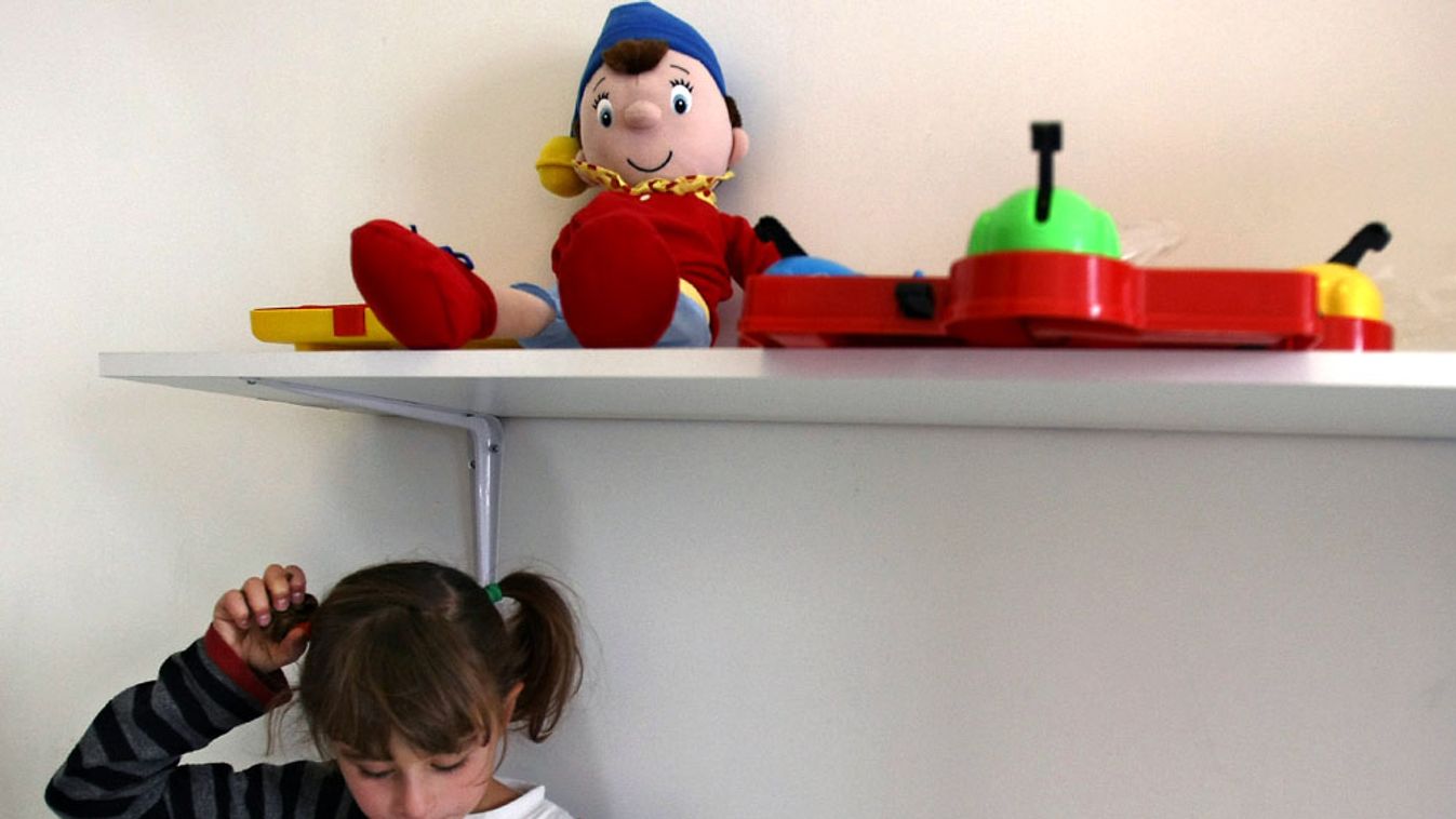 autizmus, Pénélope, a 9 éves autista kislány egy párizsi intézetben