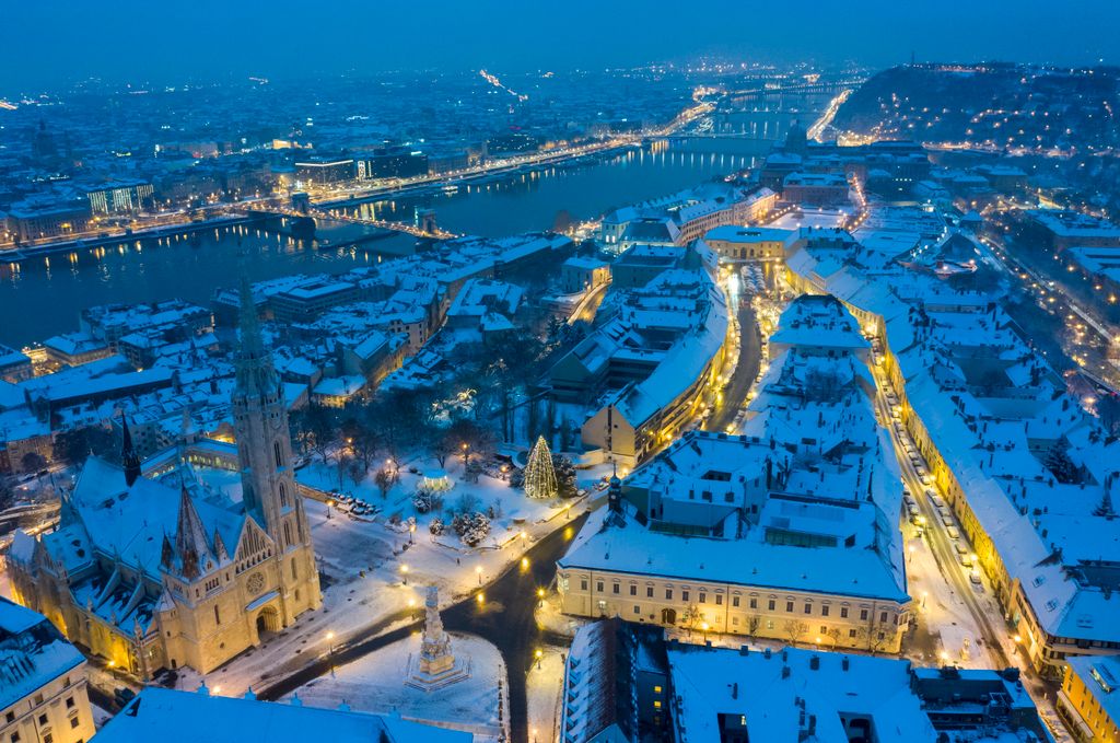 A behavazott Budapest látképe a Budai Várnegyed felől 