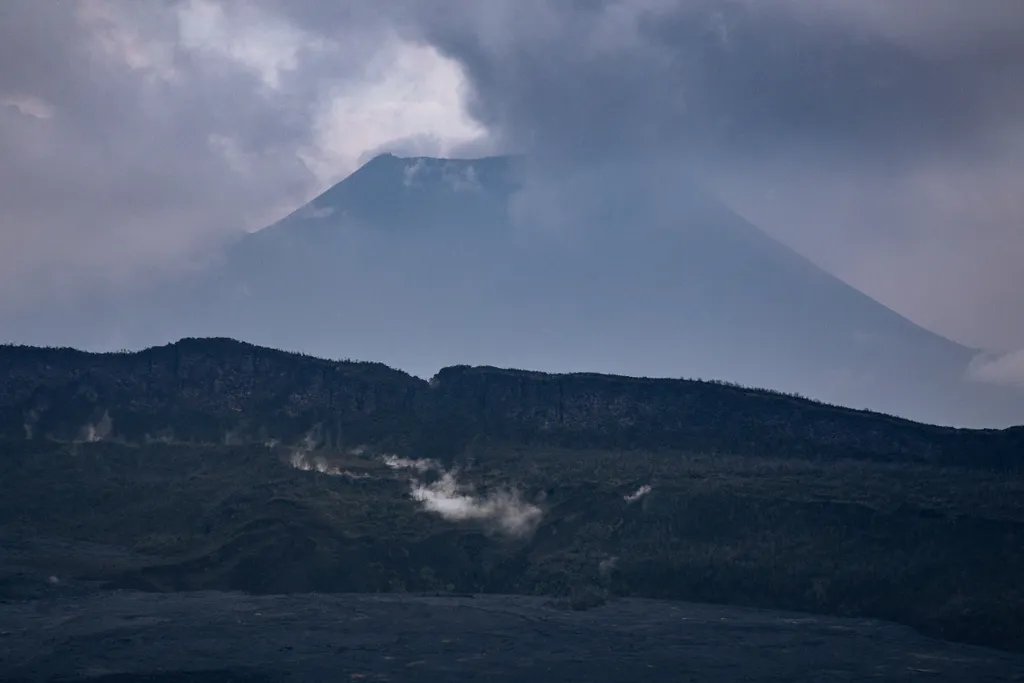 vulkán szakértők helikoptert szállítanak a Kongói Demokratikus Köztársaság kráterébe TOPSHOTS Horizontal GENERAL VIEW AERIAL VIEW VOLCANO VOLCANO ERUPTION 