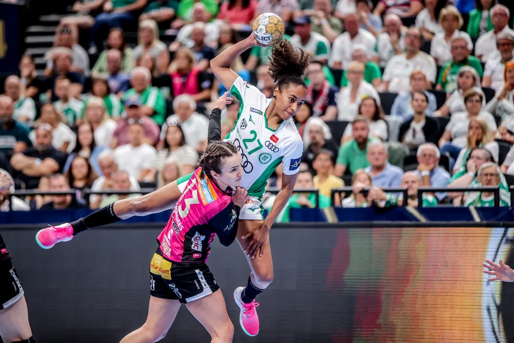 női kézilabda BL Final Four Budapest, MVM Dome, női kézilabda, Bajnokok Ligája négyes döntő, 2023, EHF FINAL4 WOMEN 2023, Győr, győri szurkolók, Győri Audi ETO KC–Vipers Kristiansand, győri támadás 