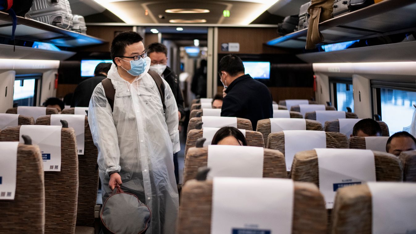 Koronavírus, vírus, Kína, Wuhan, Vuhan, tömegközlekedés, utas, vonat, vasút, maszk, arcmaszk, védőmaszk, kesztyű 