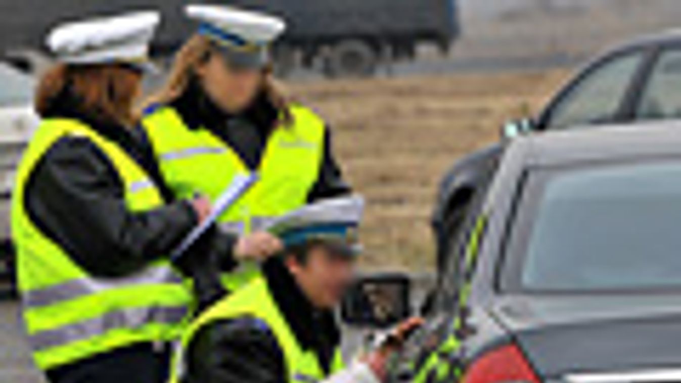 igazoltatás, közlekedési bírság, közúti ellenőrzés, Rendőrők igazoltatnak az M0-ás körgyűrű egyik parkolójában