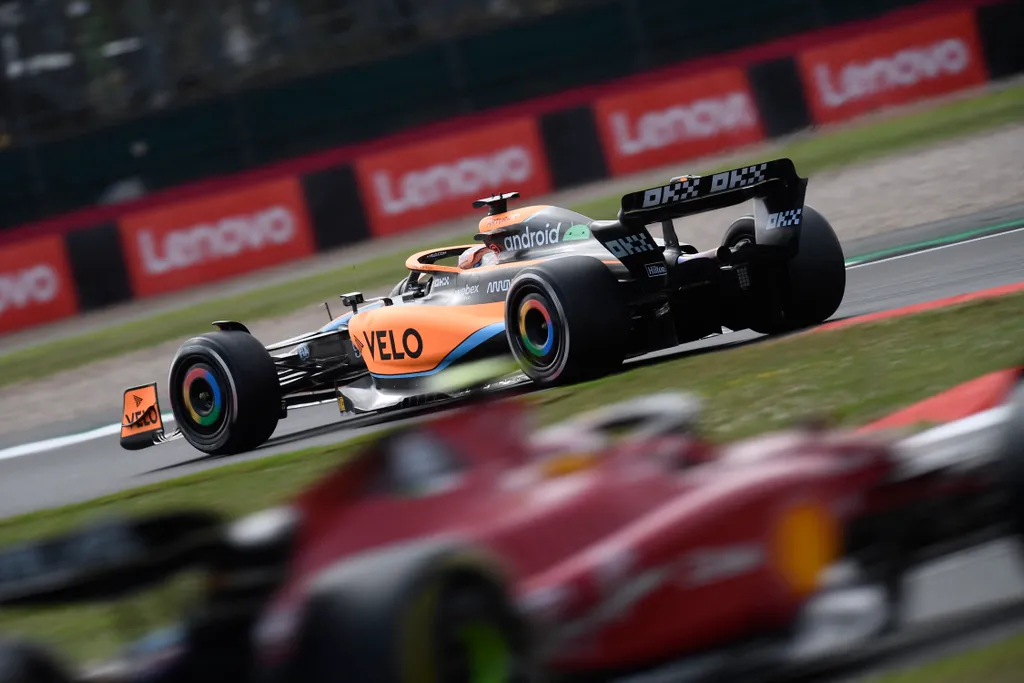 Forma-1, Daniel Ricciardo, McLaren, Carlos Sainz, Ferrari, Brit Nagydíj 2022, péntek 