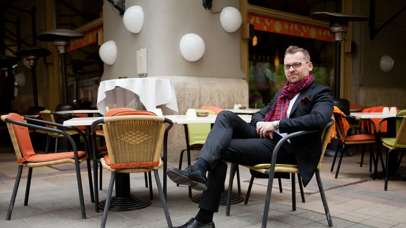 Kötter Tamás Kötter Tamás vállalkozó üzletrész interjú portré Kötter Tamás vállalkozó portré a Liszt Ferenc téren található Menza étterem teraszán 2014. április 10-én az Üzletrész számára. 
