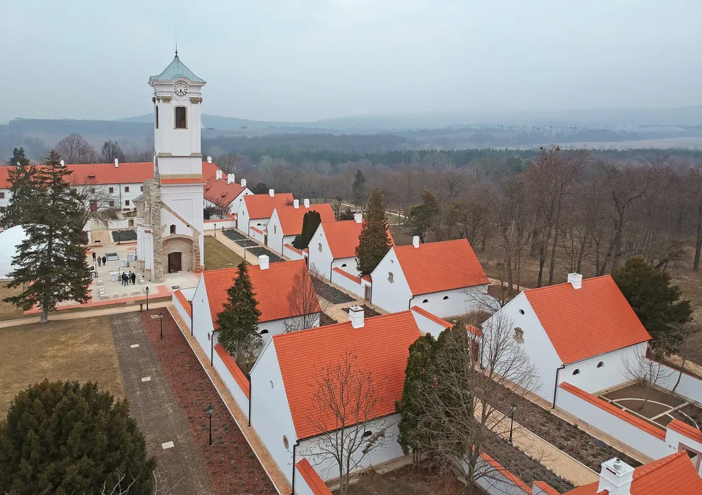 oroszlány-majkpusztai kamalduli remeteség Nemzeti Kastélyprogram és Nemzeti Várprogram  állami támogatás épületfotó FOTÓ FOTÓTECHNIKA FOTÓTÉMA kamalduli remeteség légi felvétel 