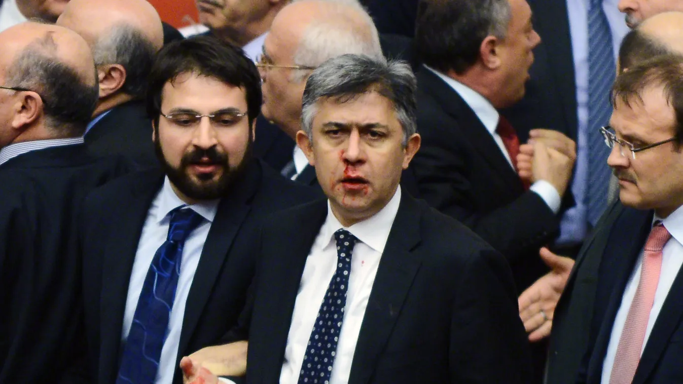 Beverték egy képviselő orrát a török parlamentben 