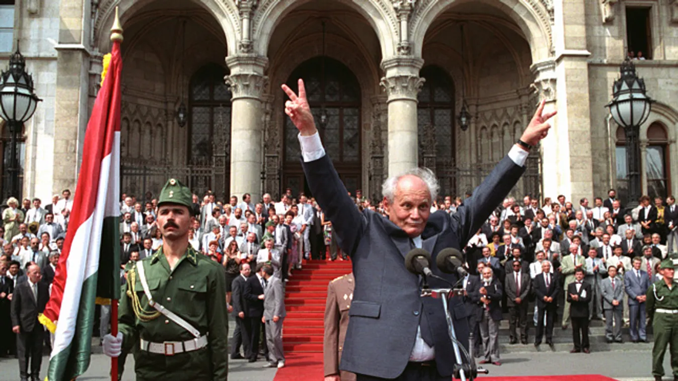Göncz Árpád, Magyar Köztársaság új elnöke köszönti a tömeget az Országház előtt 1990. augusztus 3-án 