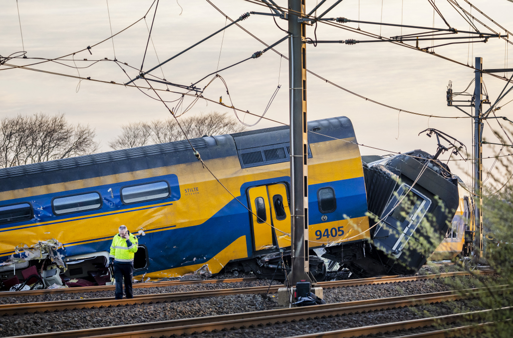 vonat, szerencsétlenség, kisiklott, ütközés, baleset, vonatok, szerelvény, hollandia, holland 
