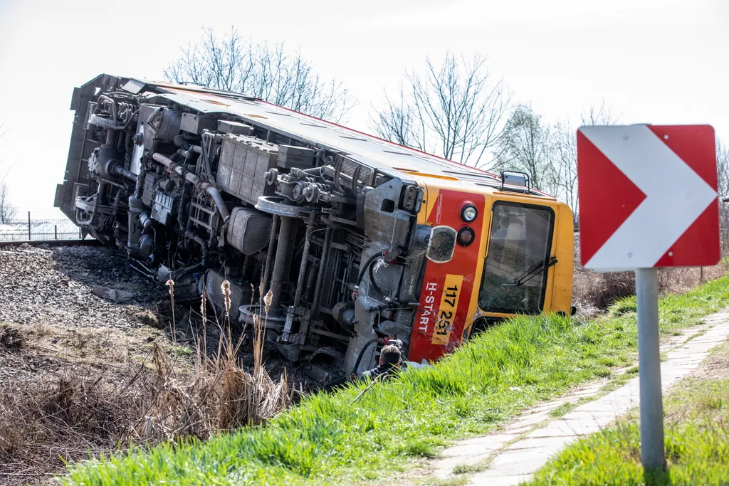 Több ember meghalt egy vonatbaleset Mindszent, vonat, baleset, vasúti átjáró 