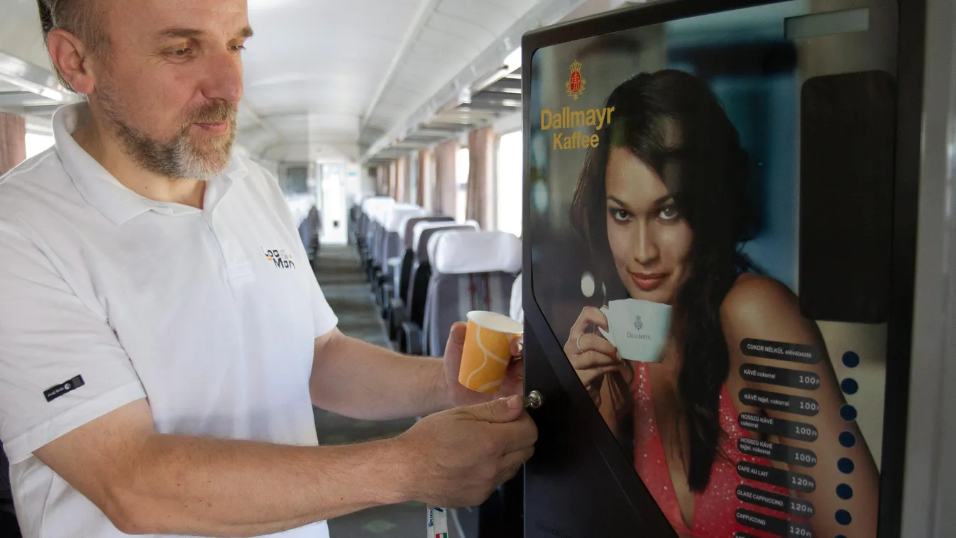 kávéautomata KÖZLEKEDÉSI munka közben  vasúti kocsi vonat 