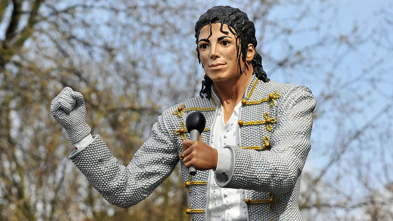 Michael Jackson szobra a Fulham angol futballcsapat stadionja mellett Londonban 