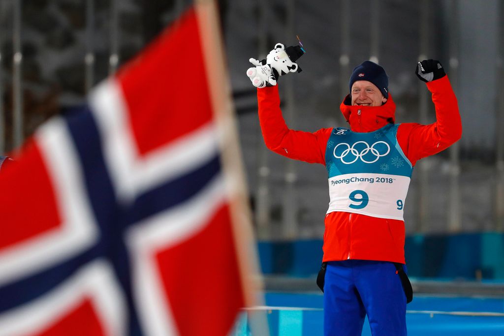 A norvég Johannes Thingnes Bö ünnepel, miután megnyerte a férfi sílövők 20 kilométeres egyéni versenyét 