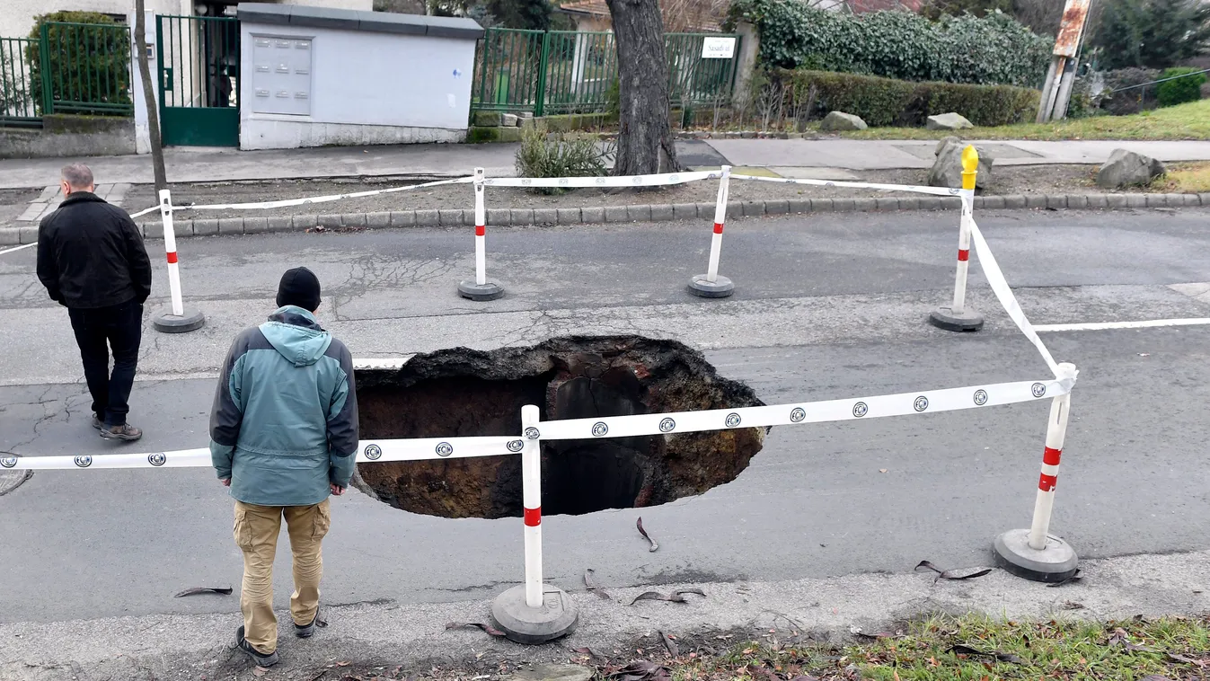 beszakadt aszfalt, beszakadt út, Sasadi út 