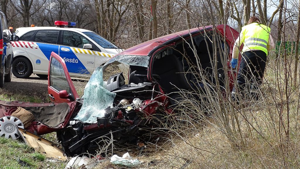 Ütközésben összetört személygépkocsi az 5402-es főút Kiskunmajsa és Kiskunhalas közötti szakaszán 2019. március 15-én. A balesetben hárman haltak meg, ketten súlyosan megsérültek. 