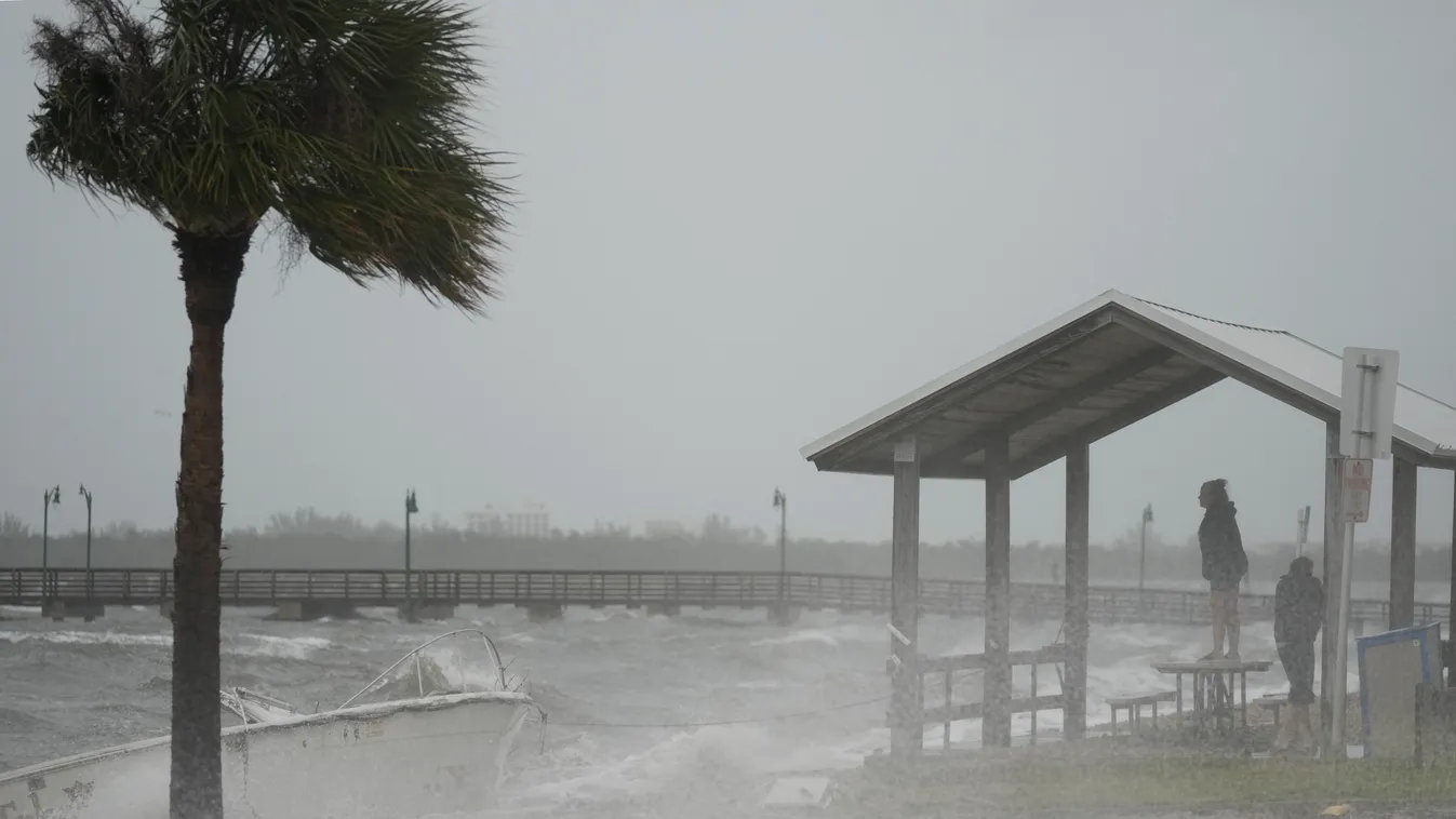 Jensen Beach, 2022. november 10.
Emberek a közelgő Nicole hurrikán által okozott viharban a Florida állambeli Jensen Beach településen 2022. november 9-én.
MTI/AP/Rebecca Blackwell 