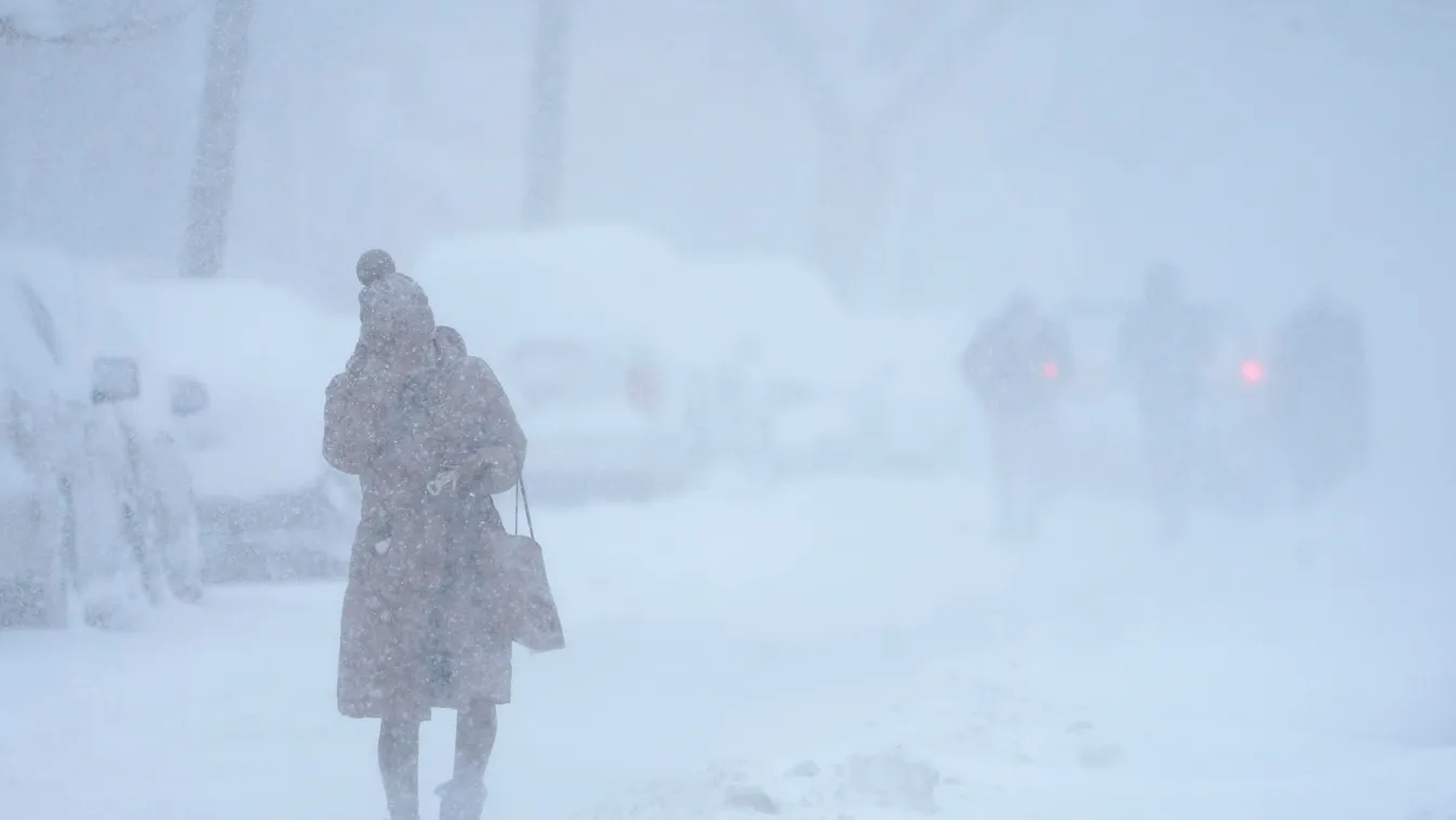 Jersey City, 2021. február 01.
Az arcába fújt hó ellen védekezik egy járókelő a New Jerseyben fekvő Jersey Cityben Az Egyesült Államok keleti partvidékét érő hóviharban eddig körülbelül 15 centiméter hó hullott a térségre és másnapig akár az 50 centiméter