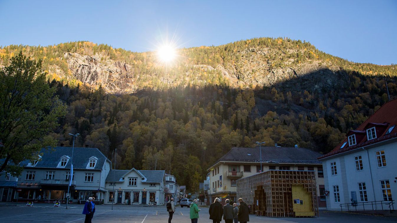 Óriástükrök terítik be fénnyel a naptól elzárt norvég települést, Rjukan