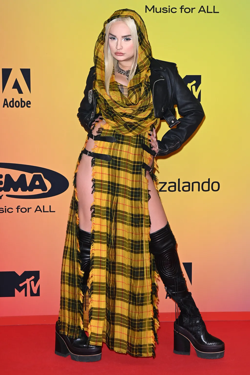 Szexi ruhák és villantások az MTV European Music Awards vörösszőnyegén, 2021, galéria 