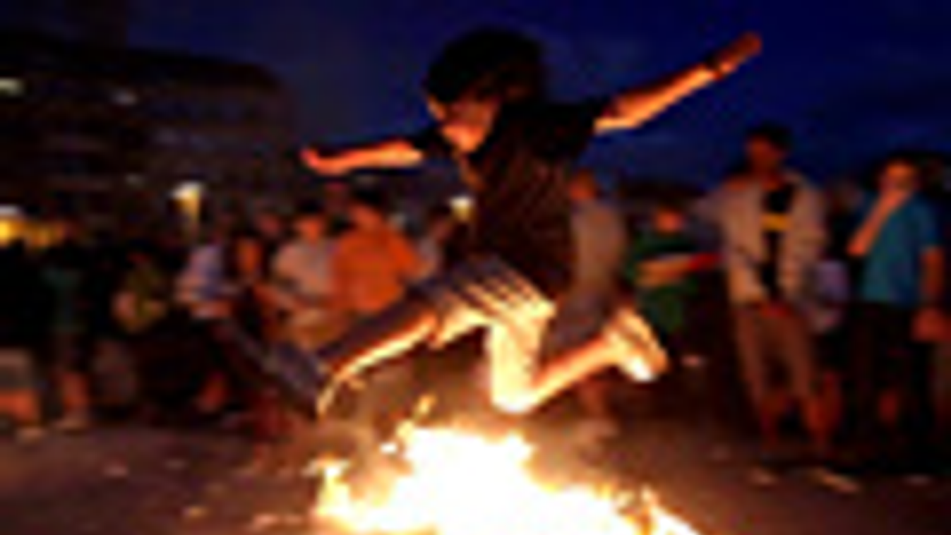 nyári napforduló, szentiván-éj, tűzugrás, Égő máglyán ugrik át egy férfi az év legrövidebb éjszakáján, Szent Iván éjjelén  2011. június 23-án az észak-spanyolországi San Sebastianban
