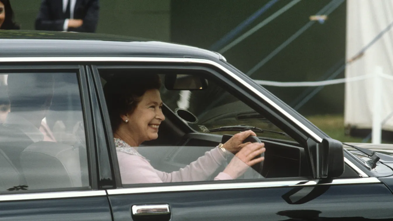 Queen Elizabeth II drives her car Queen Elizabeth II driving car WINDSOR, elisabeth, királynő, II. Erzsébet brit királynő, autó, autót vezet, vezet 