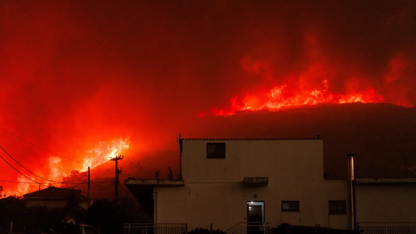 Alekszandrúpolisz, 2023. augusztus 22.
Erdőtűz pusztít az északkelet-görögországi Alekszandrúpolisz közelében fekvő Avantasz falu környékén 2023. augusztus 21-én. A száraz és szeles időjárás miatt a térségben tomboló tüzet nem sikerült még megfékezni.
MTI