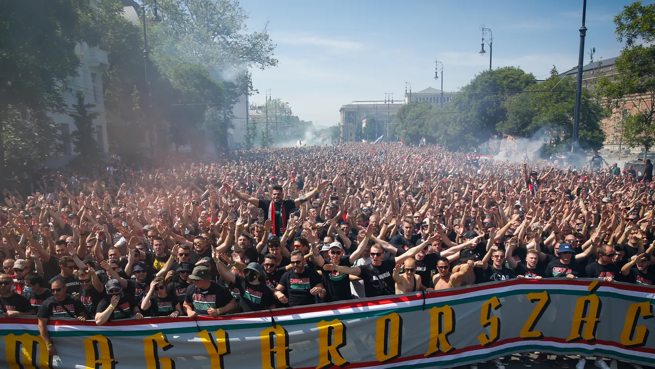 Foci EB, labdarúgó Európa-bajnokság, Euro 2020, labdarúgás, magyar válogatott, szurkoló, szurkolás, drukker, vonulás, tömeg, Budapest, Magyarország - Portugália, Budapest, 2021.06.15. 