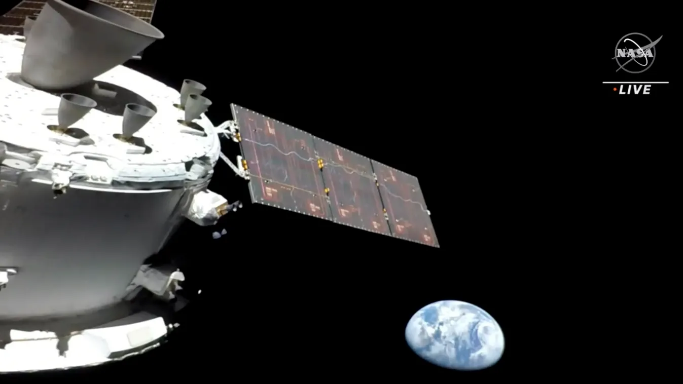 Amerikai holdrakéta tesztje
A NASA TV videófelvételéről rögzített kép az Orion amerikai Hold-űrhajóról és az egyik kamerája által a Földről készített felvételről 2022. november 16-án. Az űrhajó fedélzetén csak három kísérleti bábu utazik, a rajtuk elhelye
