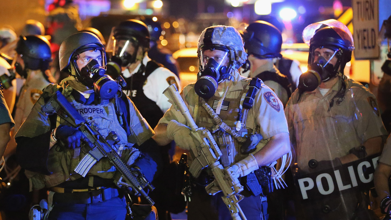 Állig felfegyverzett rendőrök, zavargások Fergusonban, tiltakozás 