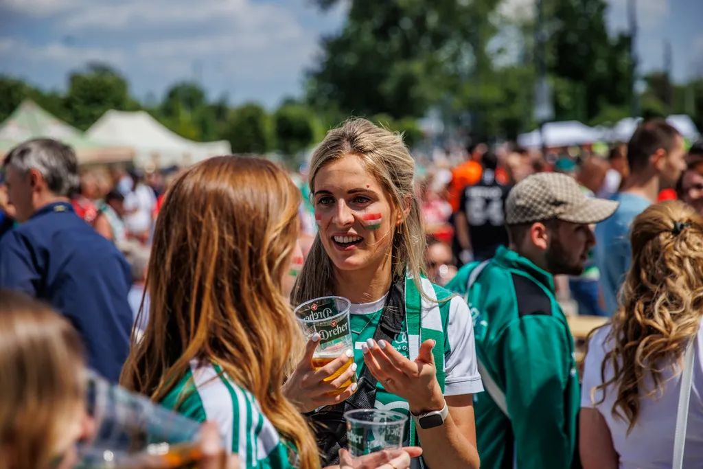 női kézilabda BL Final Four Budapest, MVM Dome,  női kézilabda,  Bajnokok Ligája négyes döntő, 2023,  EHF FINAL4 WOMEN 2023, Győr, győri szurkolók 