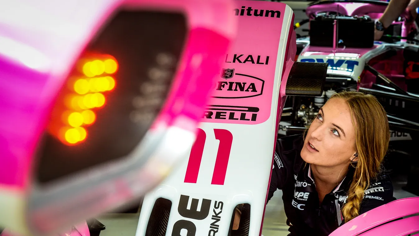 A Forma-1-es Orosz Nagydíj szombati napja, a Force India női szerelője 