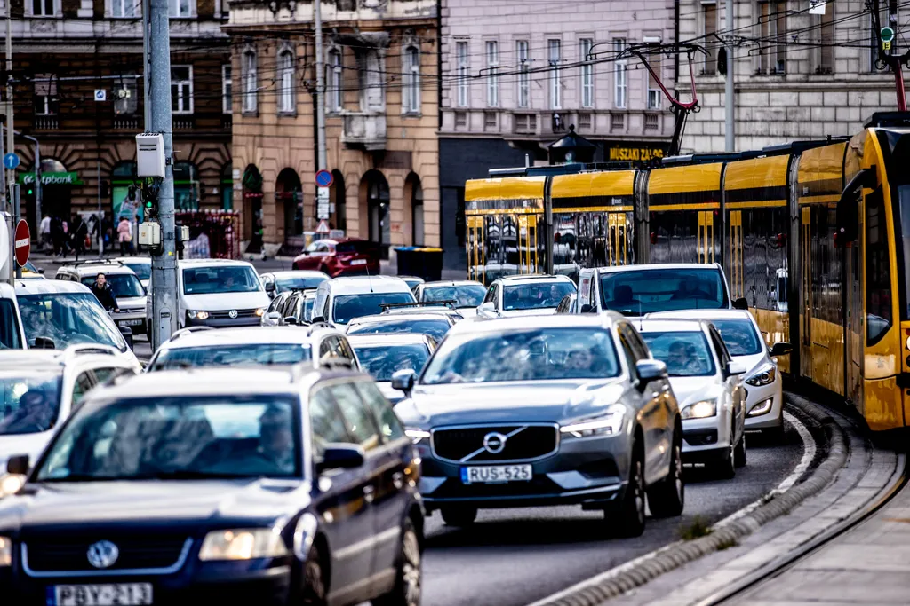 dugó, közlekedés, forgalom, autó, belváros, Budapest, Petőfi híd, pesti rakpart, Szabadság híd, 2021.09.01. 