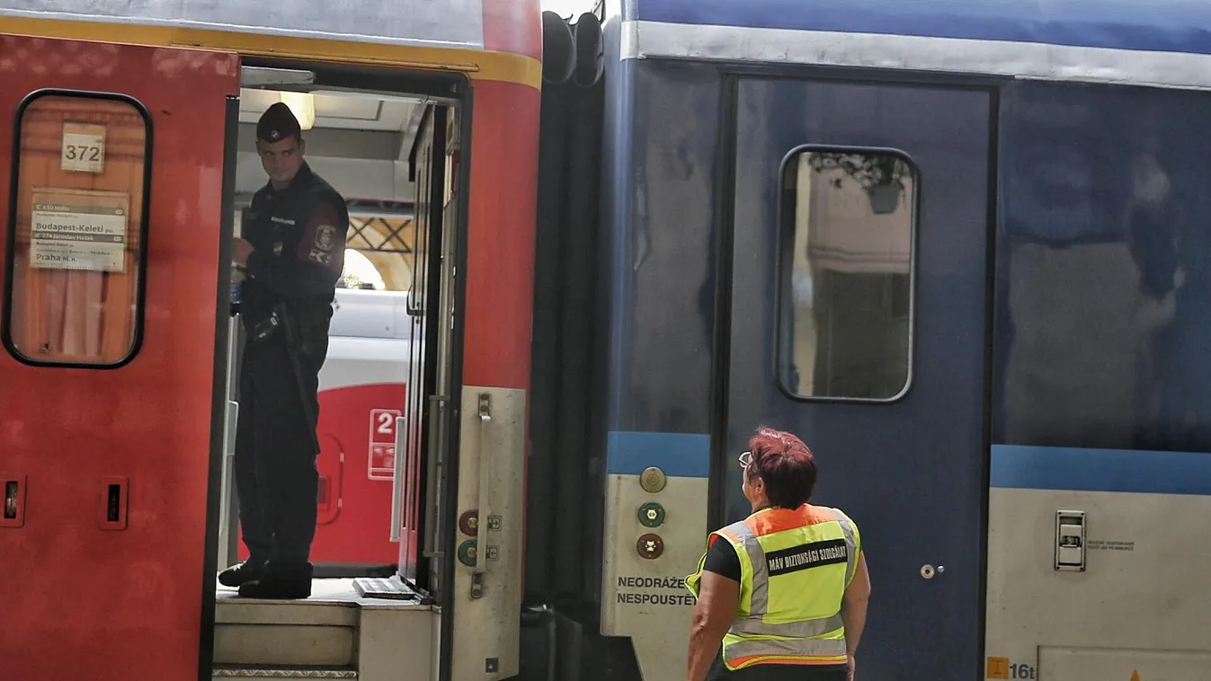 nemzetközi vonatot ellenőrző rendőrök
MÁV vasút vonat rendőr 
