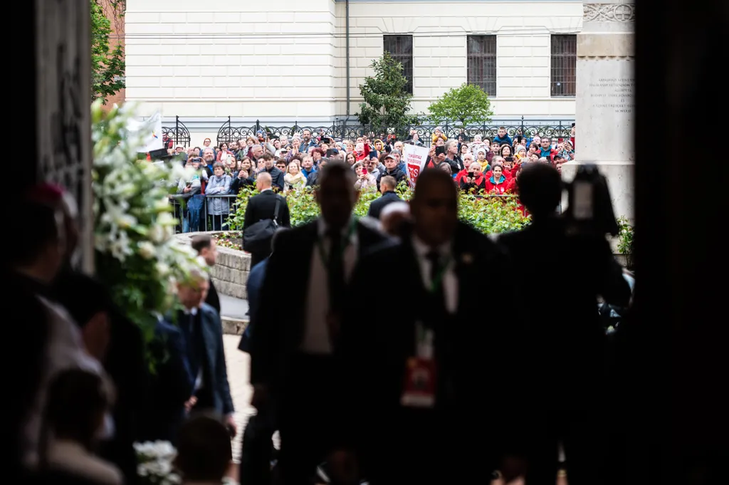 ÚJ NAGY KÉPEK Ferencpápa2023, Ferenc pápa, pápalátogatás, háromnapos apostoli látogatás, Ferenc pápa magyarországi látogatása, Magyarország, péntek, 2023, Árpád-házi Szent Erzsébet-templom, Rózsák tere, 