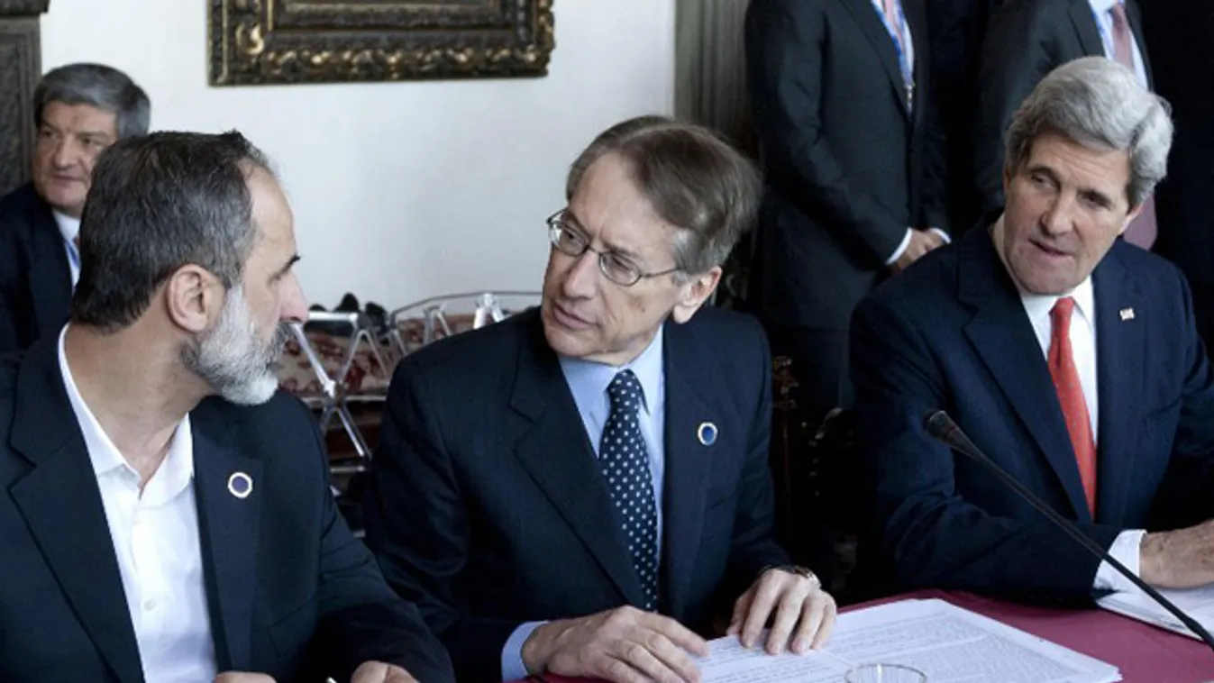Ahmed Moáz el-Hatíb, az ellenzéki Szíriai Nemzeti Koalíció vezetője, Guilo Terzi olasz külügyminiszter, és John Kerry amerikai külügyminiszter