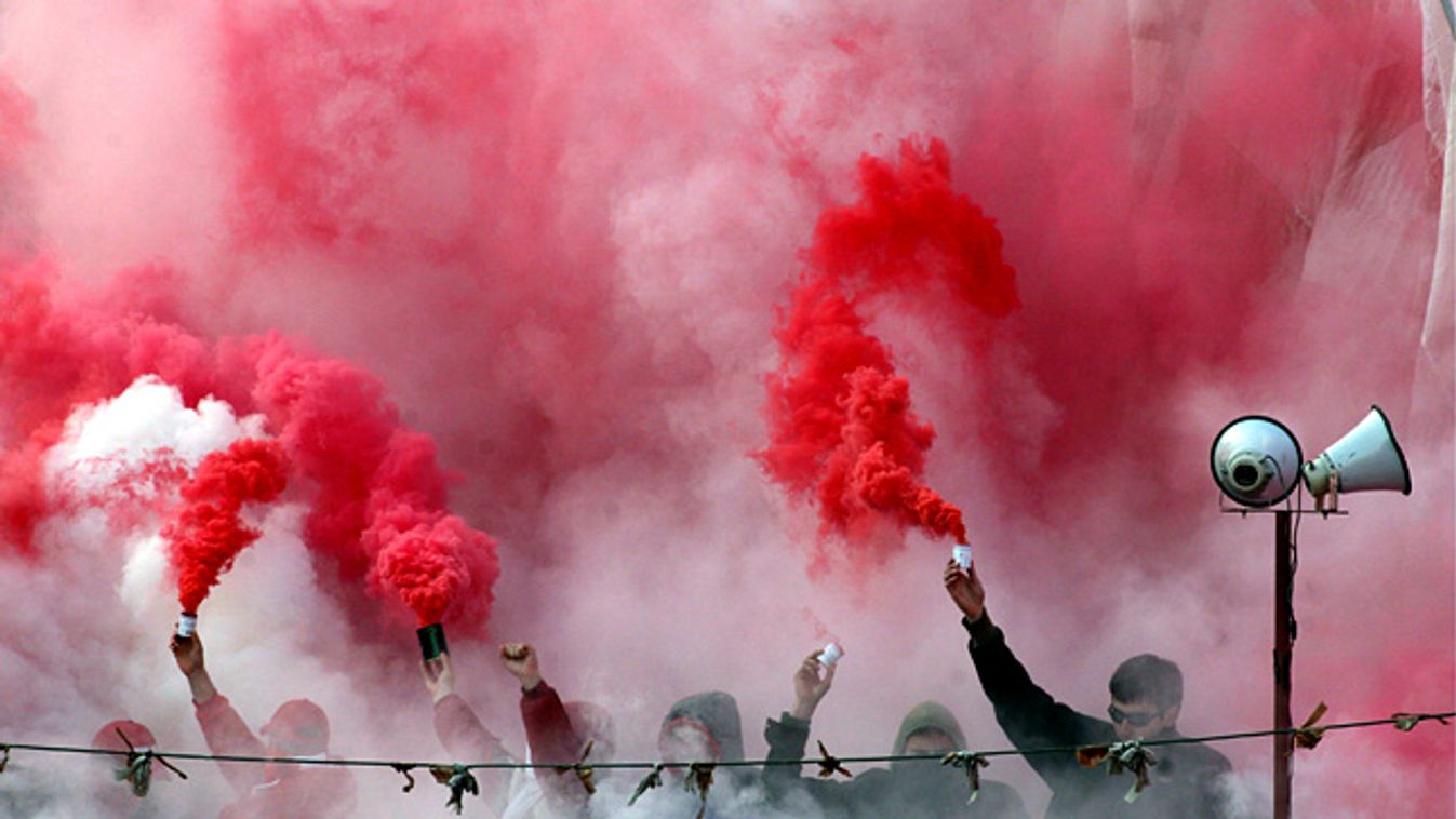 A Crvena Zvezda szerb csapat szurkolói  piros füstbombával a kezükben drukkolnak a Partizan Beograd bajnoki labdarúgó-mérkőzésen  Belgrádban, szerb szurkolók 