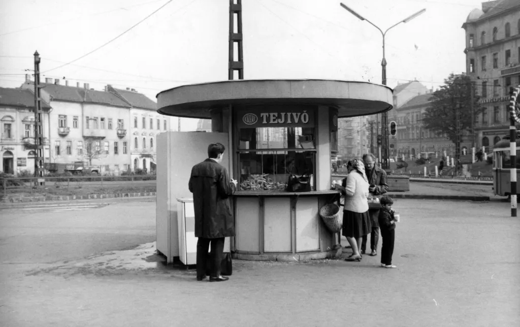 közért 1968 Széll Kálmán (Moszkva) tér, a Közért tejivó pavilonja 
