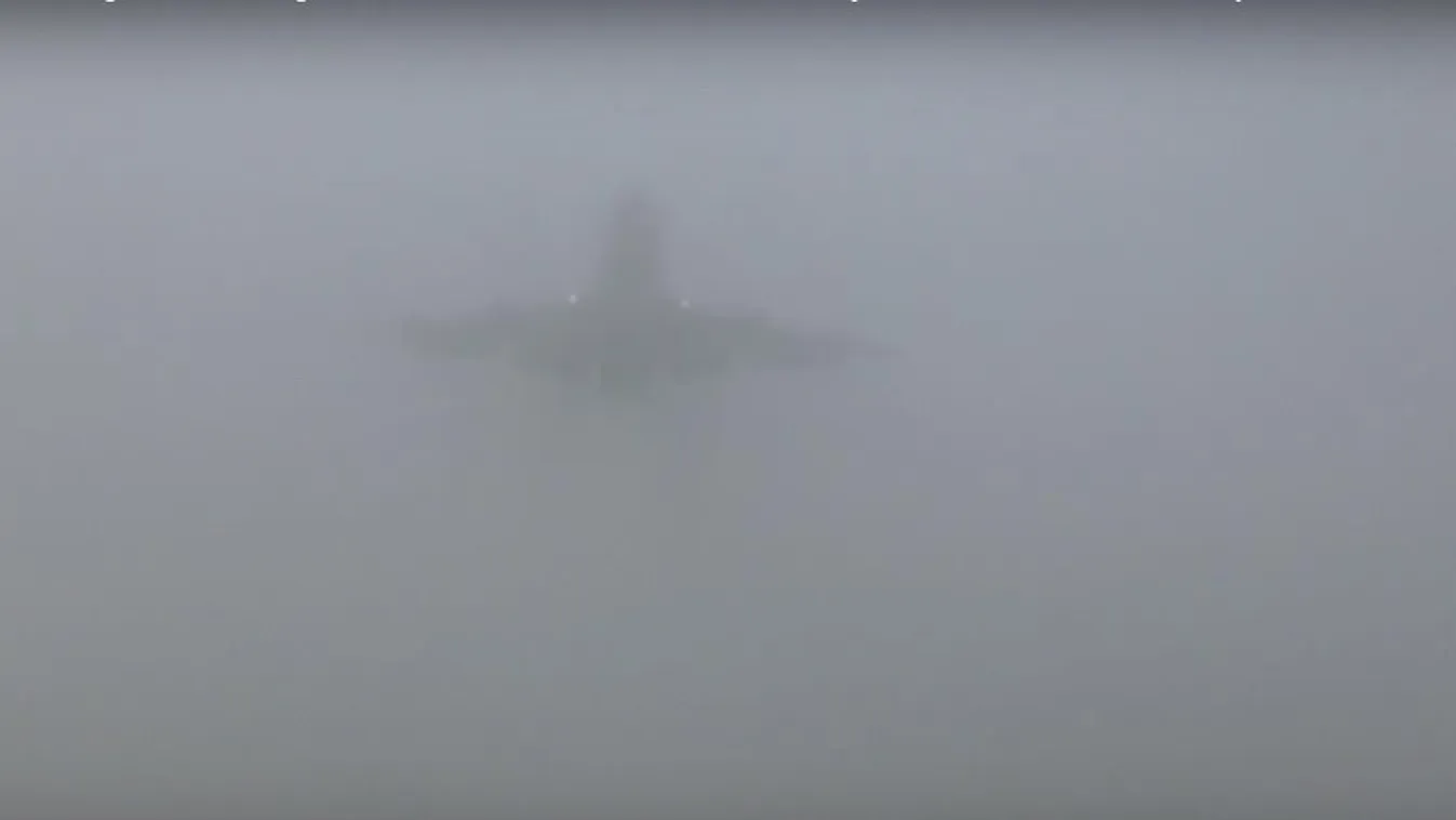 Repülő leszállás ködben 