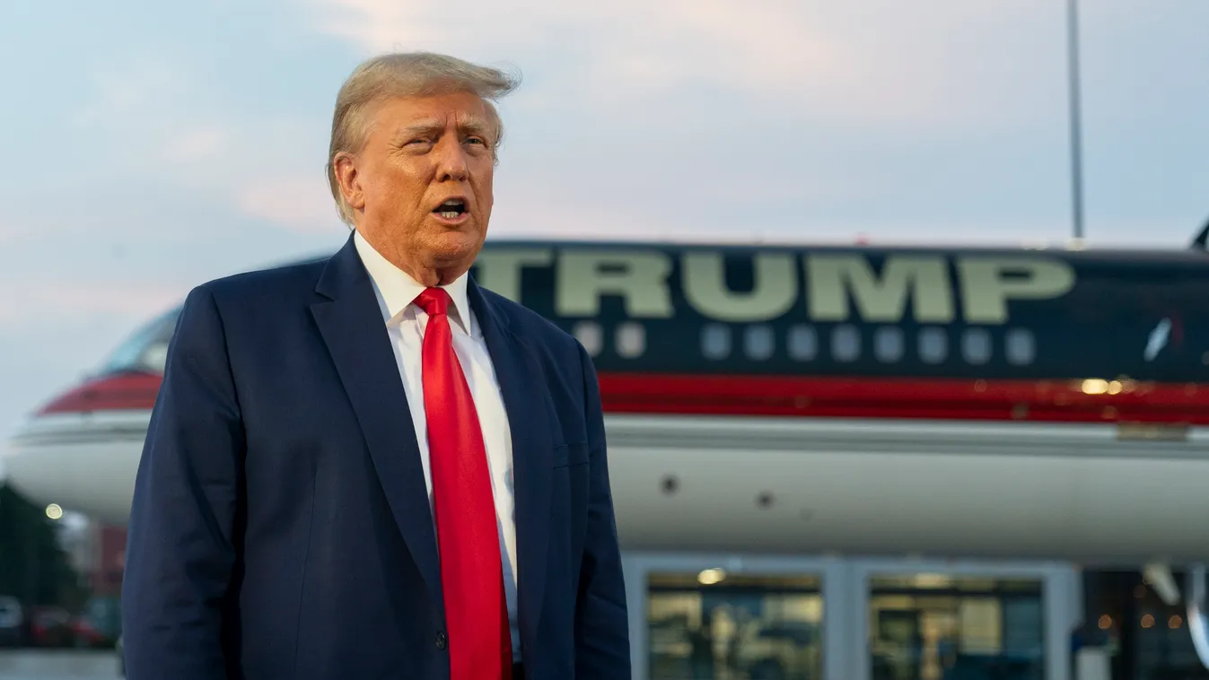 TRUMP, Donald Atlanta, 2023. augusztus 25.
Republikánus Párt elnökjelöltségére pályázó Donald Trump volt amerikai elnök nyilatkozik, mielőtt elutazik a Hartsfield-Jackson Atlantai Nemzetközi Repülőtérről 2023. augusztus 24-én. Trump előzőleg feladta magát