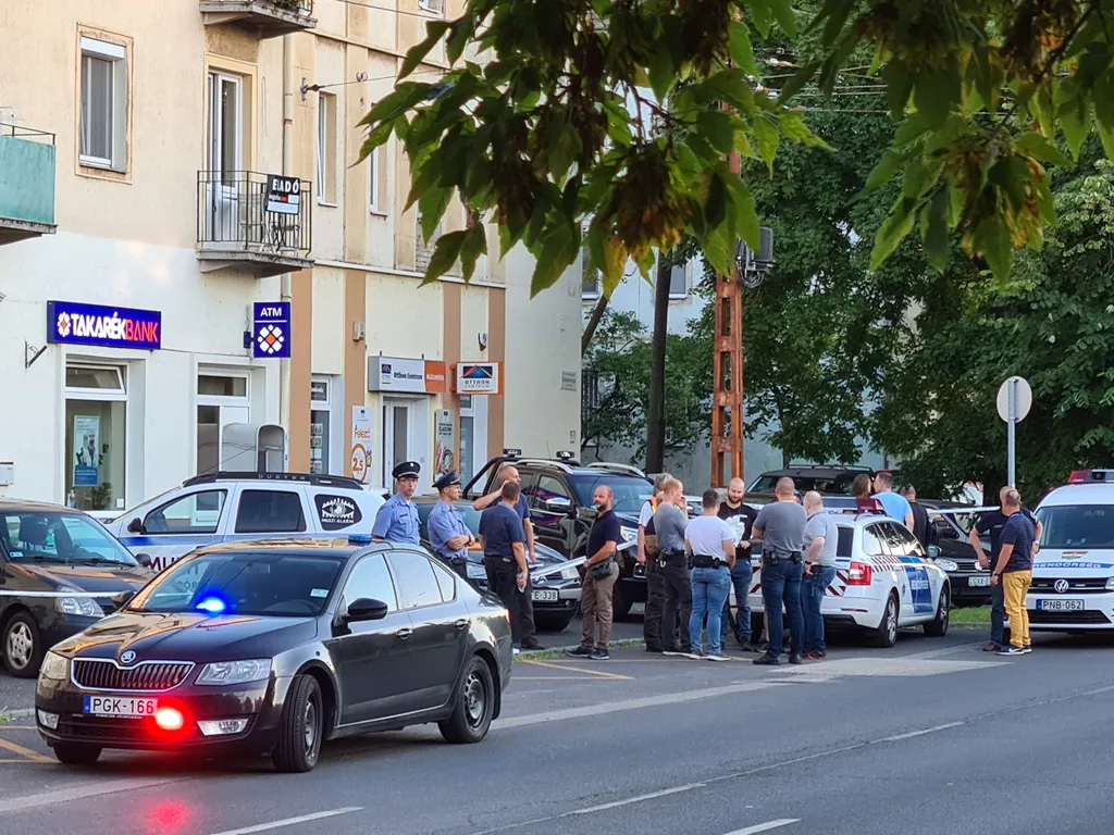 Kiraboltak egy bankot Budapesten, 15. kerület, bankrablás, rendőrség, helyszínelők 