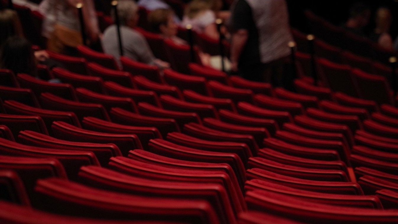 színház vörös székek nézőtér 
