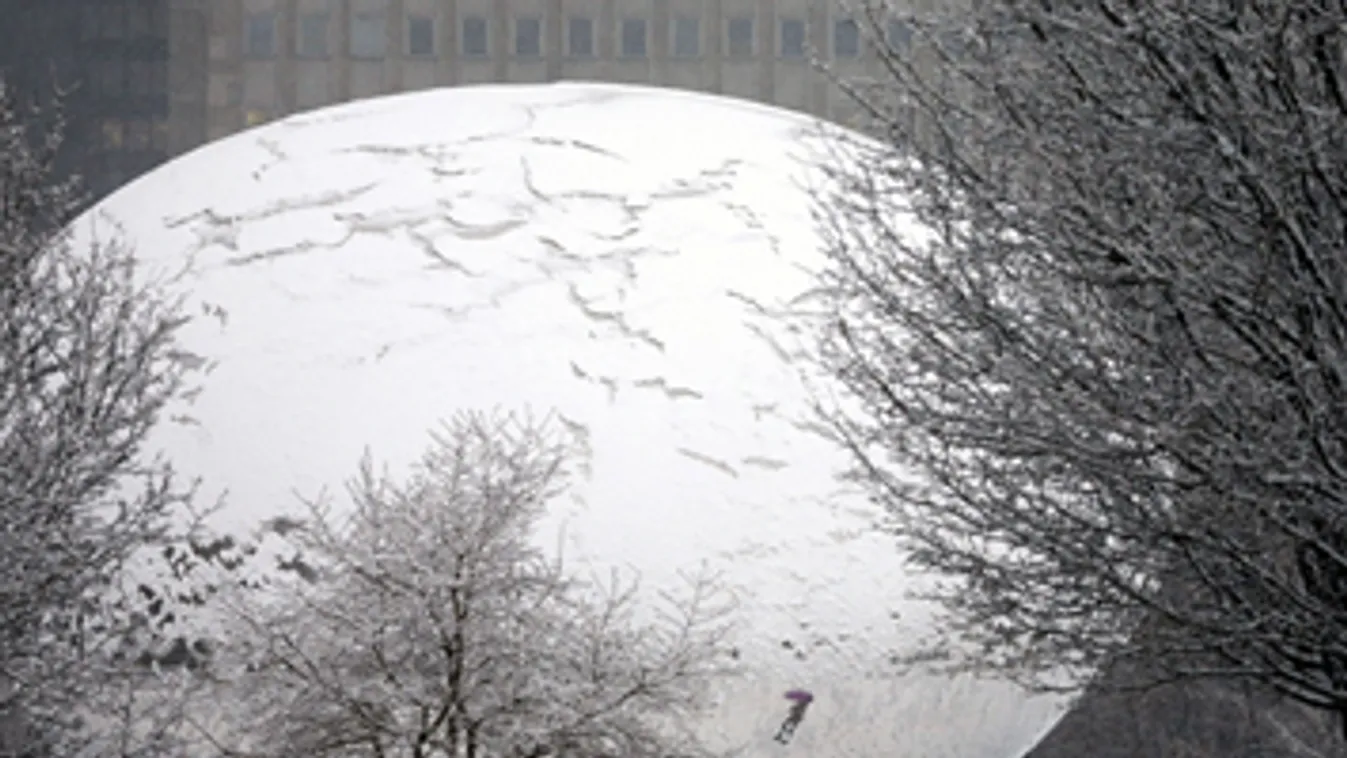 Helyiek Anish Kapoor indiai születésű brit művész Cloud Gate (Felhőkapu) című alkotásában a hóval borított chicagói Millenium Parkban 2013. február 26-án