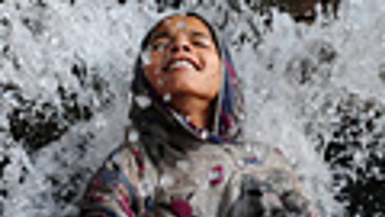 hét képei, pakisztáni lány hűti magát a csatorna vizében, Lahore-ban, 40 fokos hőségben