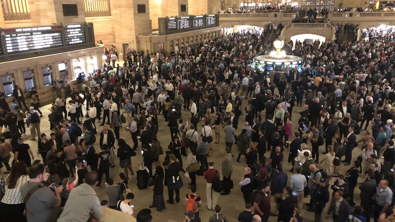 CrowdSpark Antonio Carlos new york new york city grand central central GTC grand central station travel chaos chaos commute commuters closes lines crowded hudson new haven harlem lines THUNDERSTORM storms severe weather new york storm may 15 2018 Hundreds