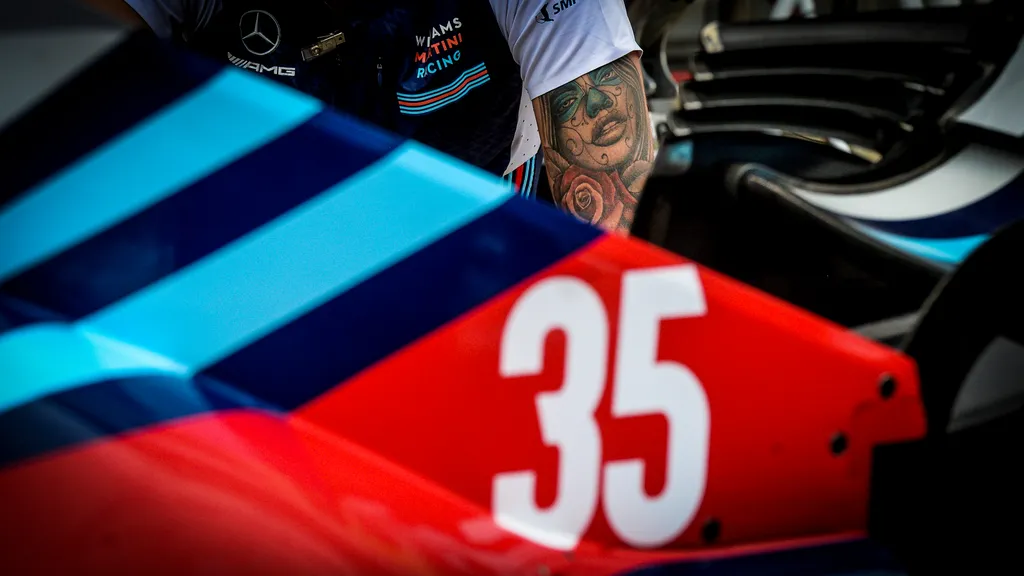 A Forma-1-es Orosz Nagydíj szombati napja, a Williams Racing szerelője 