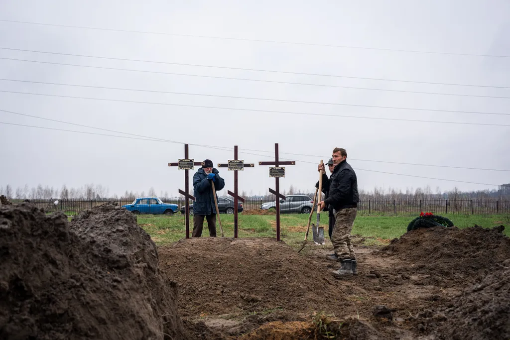 Ukrán válság 2022, orosz, ukrán, háború, Ukrajna, Kijev, Bucha, civilek ásnak sírokat 