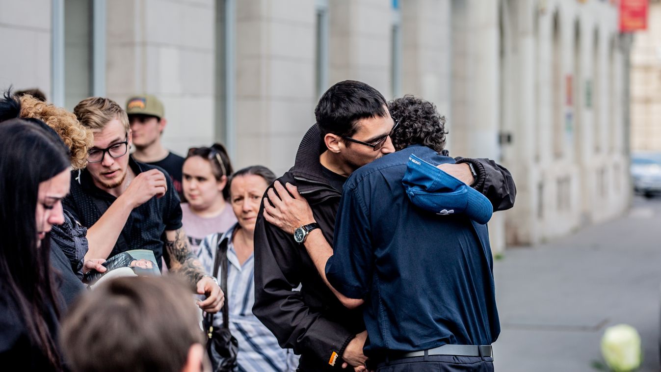 Gyászolók a Deák téri kettős gyilkosság helyszínén Budapest 