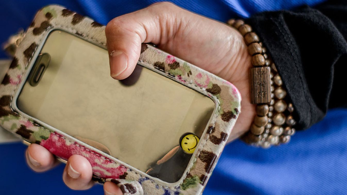 Hogyan vegyünk használt kütyüt, megpimpelt iphone egy hongkongi tulaj kezében