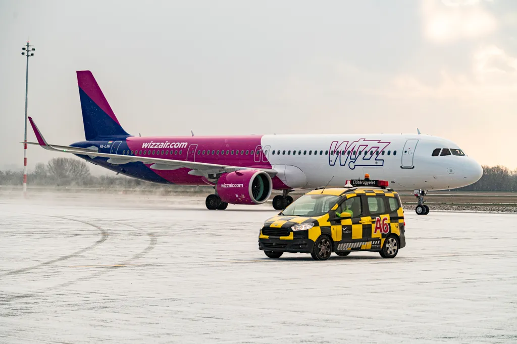 Budapest, 2020. március 23.
A Wizz Air repülőgépe, fedélzetén orvosi védőeszközökkel megérkezik Sanghajból a Liszt Ferenc-repülőtérre 2020. március 23-án. A gép a koronavírus elleni védekezéshez használható védőruhából harmincezret, orvosi védőmaszkból nyolcvankétezret hozott.
MTI/Szigetváry Zsolt 
